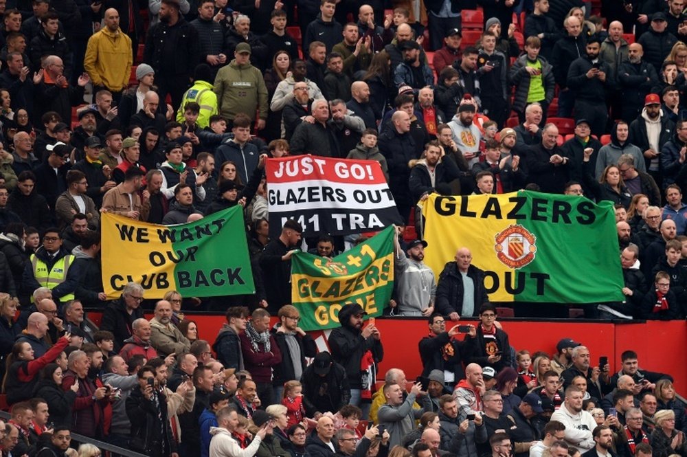 Man Utd fans fly a 'Glazers Out' banner above Raymond James Stadium